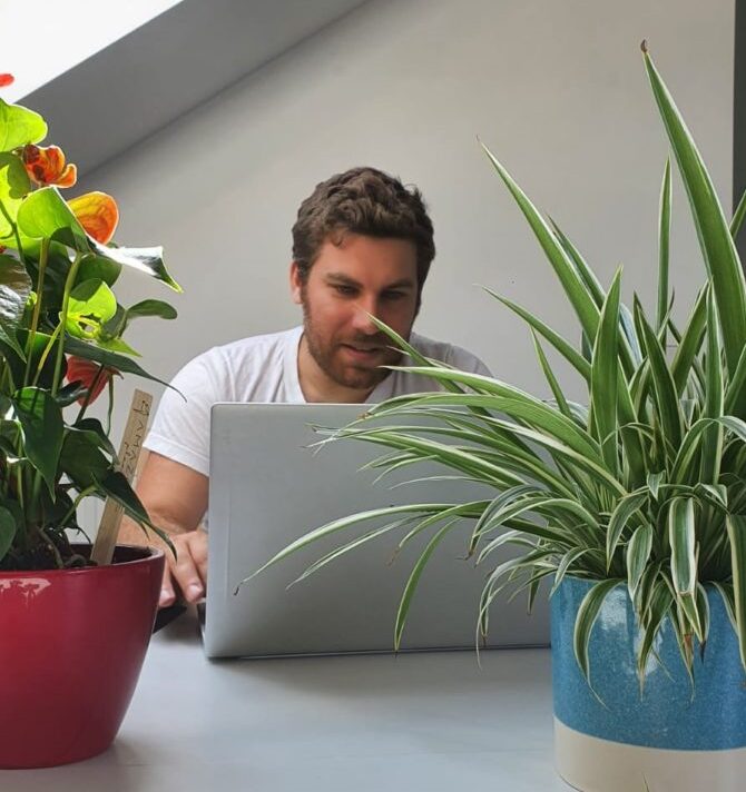 Redakteur Christoph schreibt an einem Blogartikel