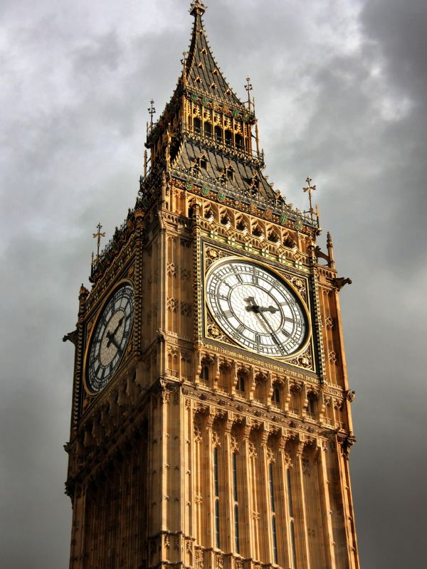 Big Ben Nahaufnahme bei bewölktem Himmel in London