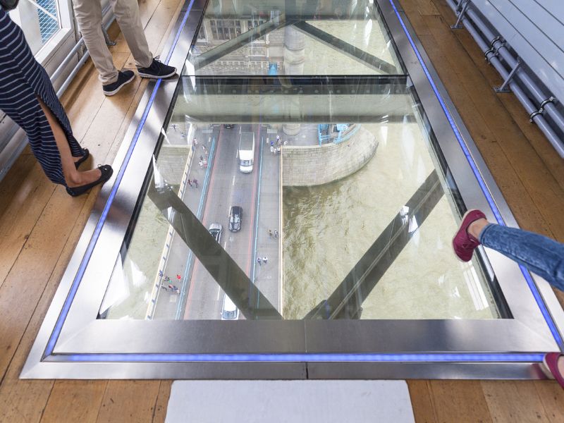 Blick durch den Glasboden vom Steg der Tower Bridge in London