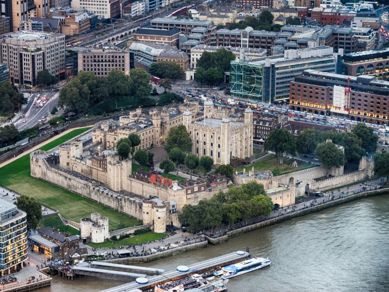 Blick von oben auf das Gelände des historischen Tower of London