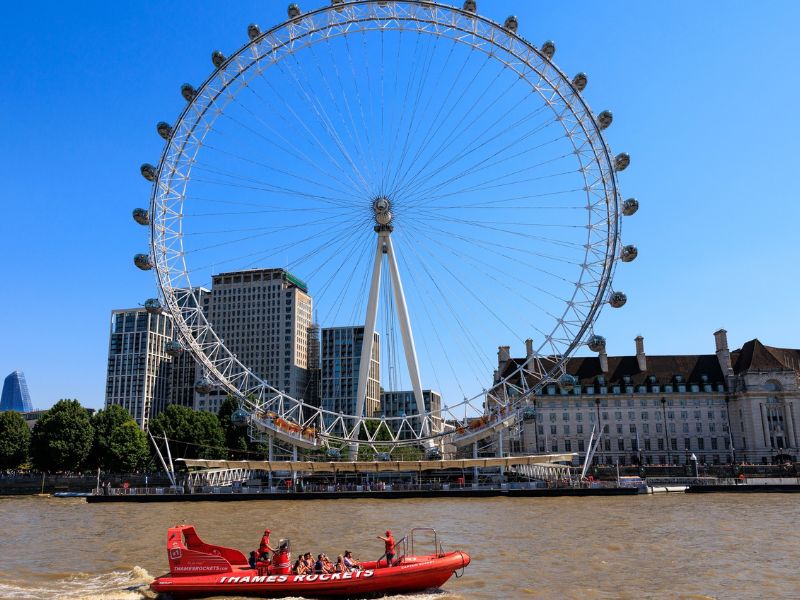 Das imposante Riesenrad in London vom Wasser aus fotografiert