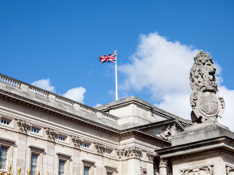Die Flagge auf dem Buckingham Palace zeigt die Anwesenheit oder Abwesenheit des Königs