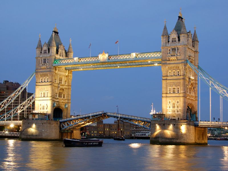 Die Klappbrücke in London bei Dunkelheit erleuchtet