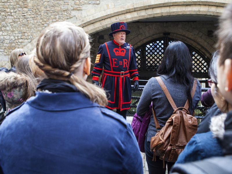 Gruppe Touristen bei einer Führung durch den Tower of London