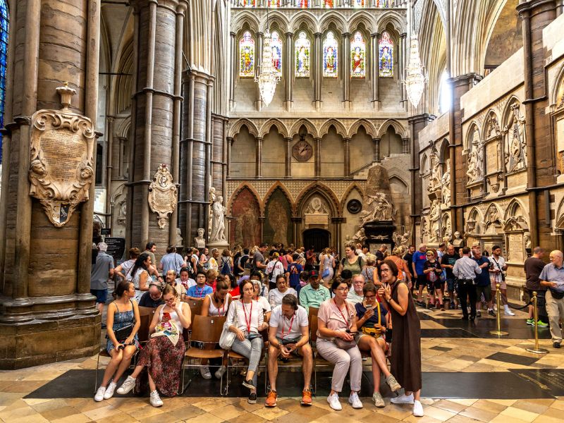 Gruppe von Touristen bei einer Führung durch Westminster Abbey