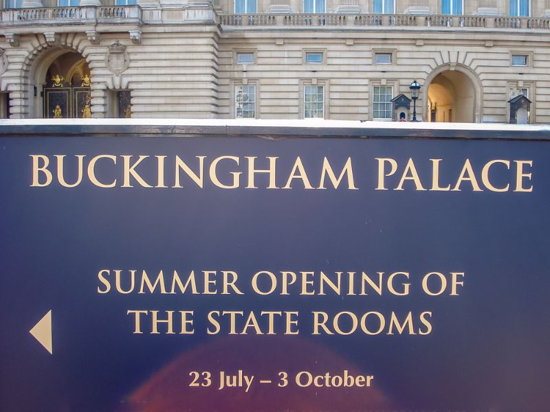 Hinweisschild zu Öffnungszeiten der Staatsräume am Buckingham Palace