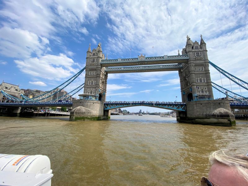 Ikonisches Symbol für London die Tower Bridge an der Themse