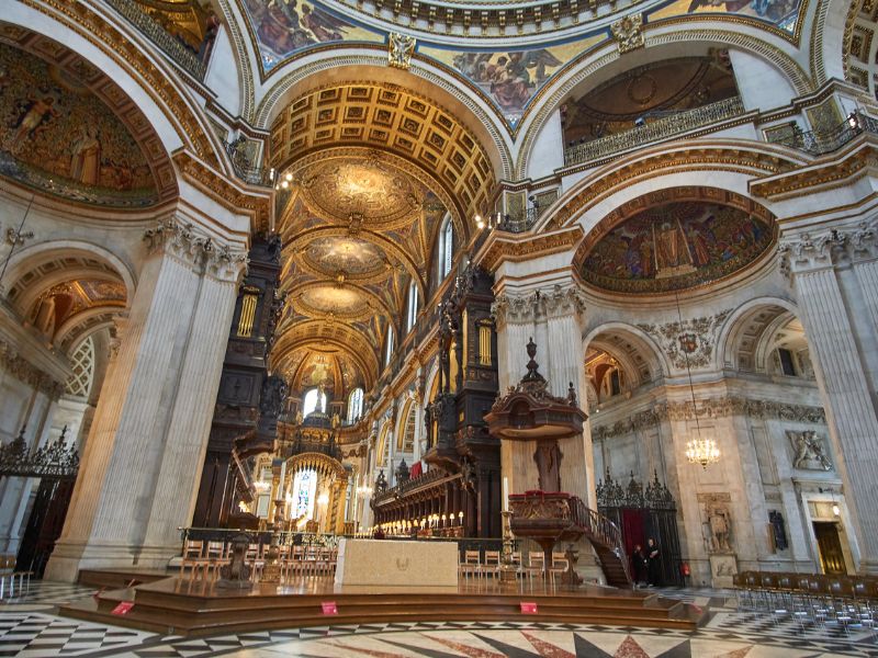 Imposant wirkt die St Pauls Cathedral innen bei der Besichtigung
