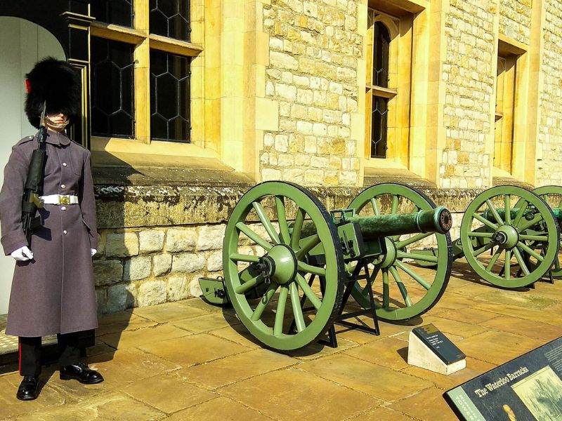 Kanone und Wachposten im englischen Tower of London