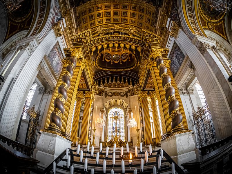 Kerzen innen in der St Pauls Cathedral zu London