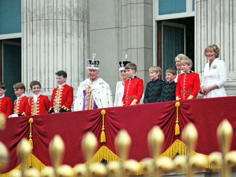 King Charles iii (in der Mitte) mit Krone auf