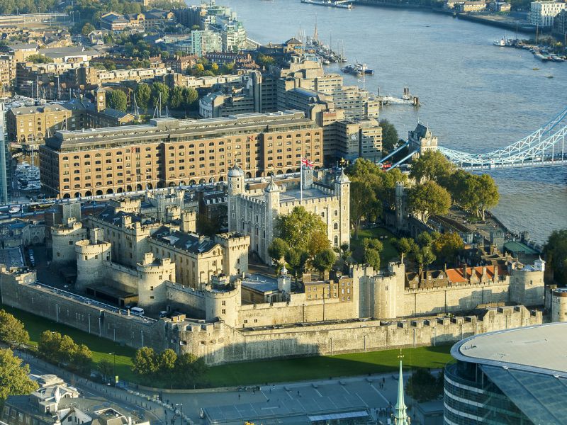 Luftaufnahme der imposanten Festung Tower of London mit Türmen und Wall