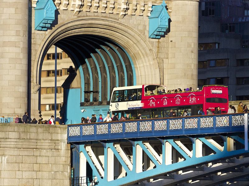 Passanten und Bus auf Londoner Tower Bridge