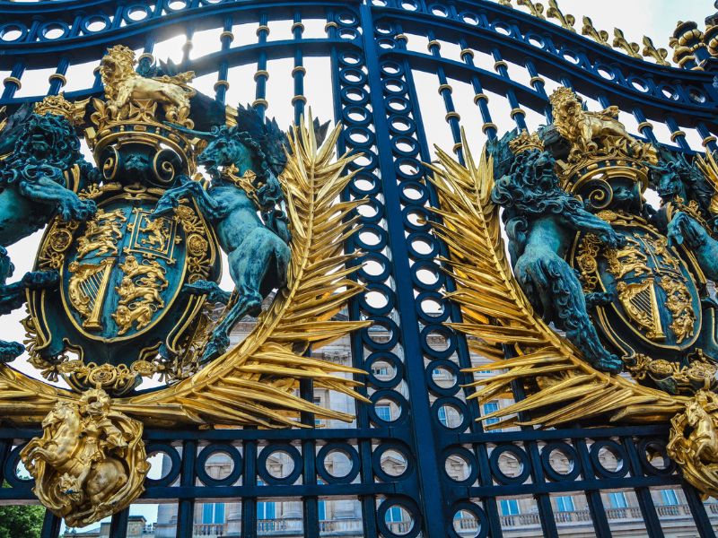 Prunkvolles Eingangstor zum Buckingham Palace in London