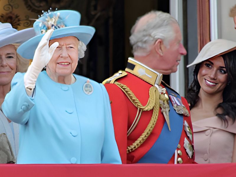 Queen Elizabeth ii grüßt vom Balkon des Buckingham Palace