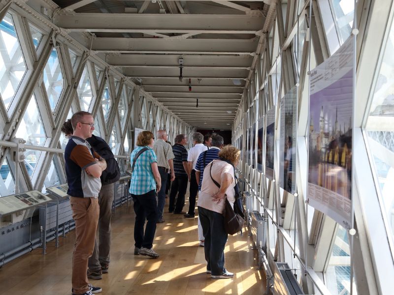 Touristen besichtigen die Tower Bridge in London