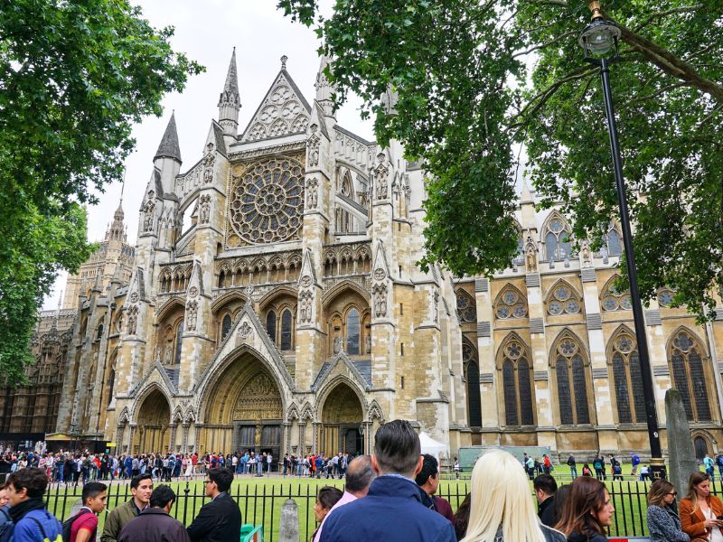 Touristen in der Warteschlange vor dem Eingang von Westminster Abbey