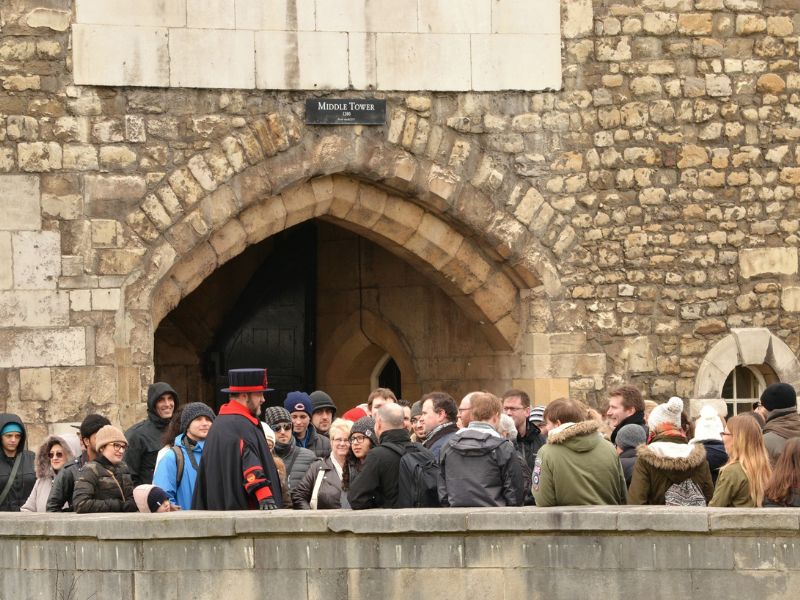 Touristen können mit Eintrittskarten den Tower of London besichtigen