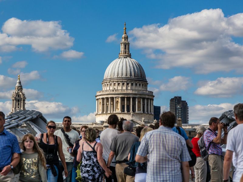 Touristen vor der ikonischen Kuppel der Kirche St Paul's in London