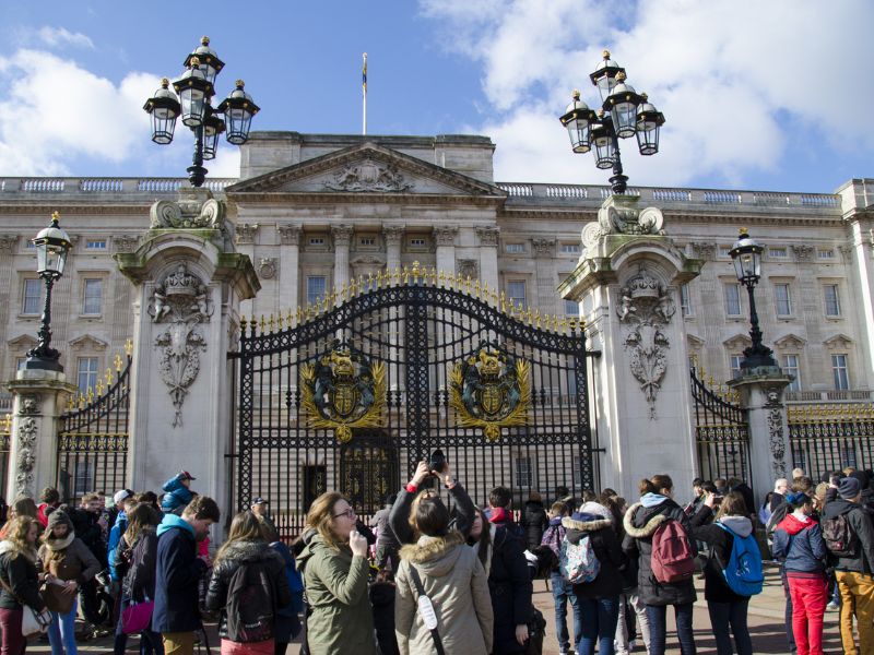 Touristen warten auf die Besichtigung des Buckingham Palace in London