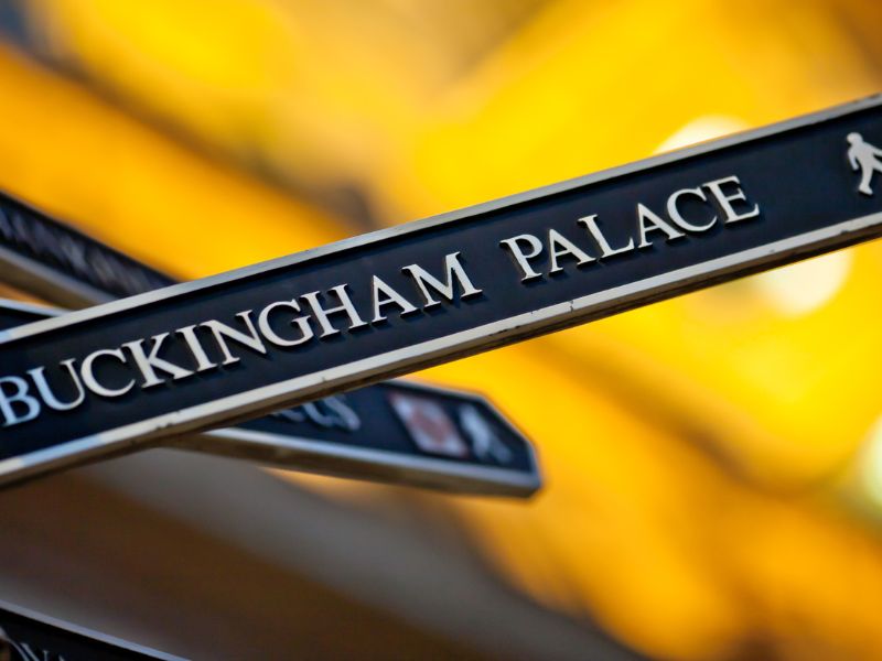 Wegweiser für Touristen zum Londoner Buckingham Palace