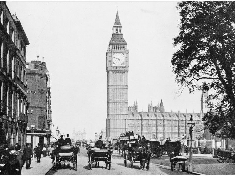 Alte Fotografie vom Big Ben und Kutschen im Vordergrund