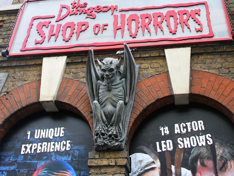 Außenfassade des London Dungeon mit Shop