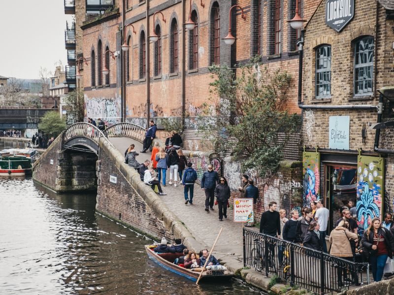 Besucher am Wasser des Londoner Camden Canal Market