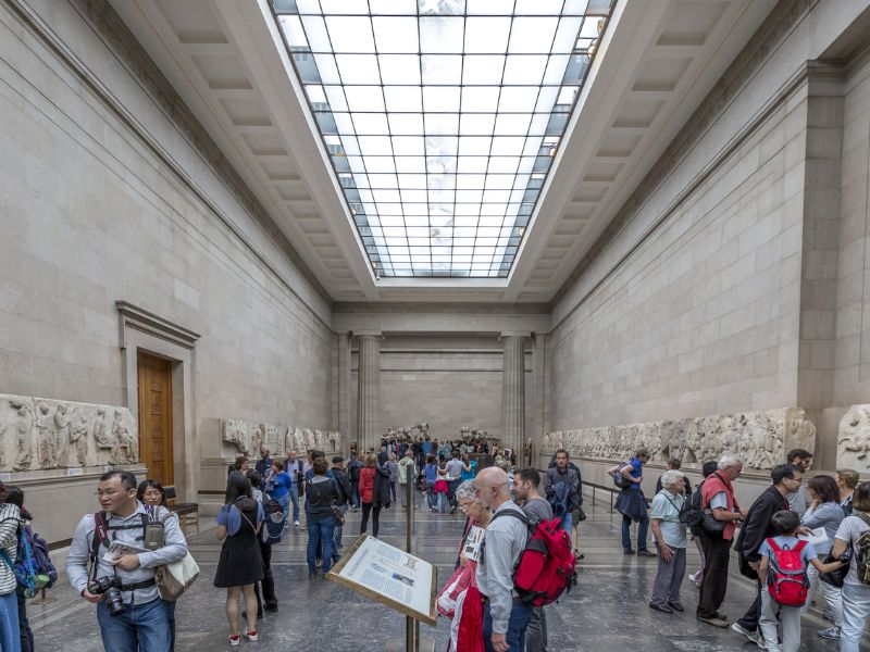 Besucher bei den Elgin Marbles im British Museum