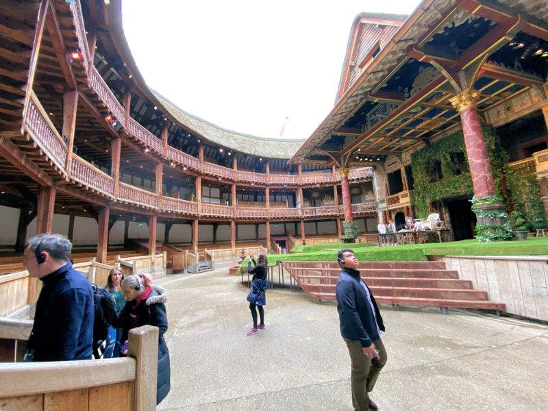 Besucher bestaunen die runde Form des Globe Theatre London