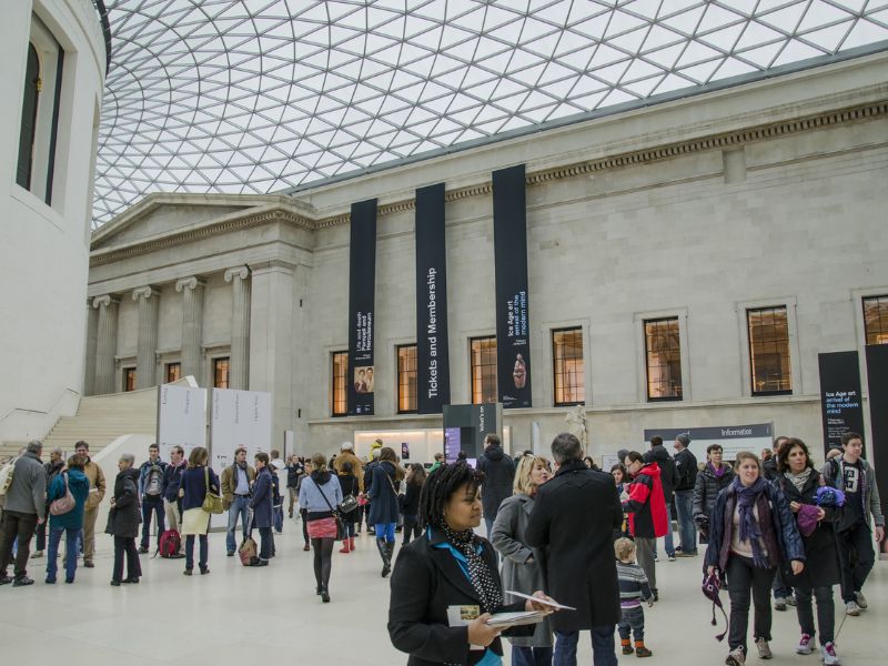 Besucher im Inneren vom British Museum