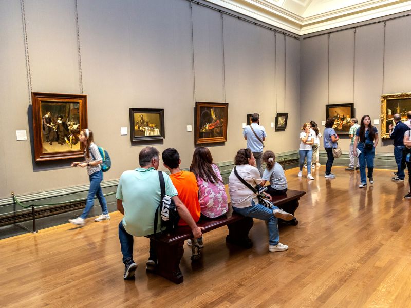 Besucher in einer Halle der Londoner National Gallery