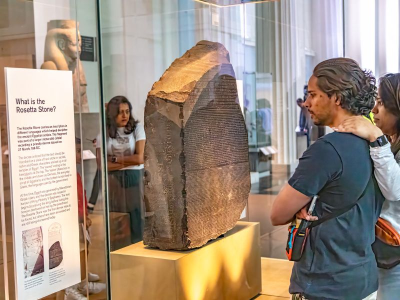 Besucher vor dem Rosetta-Stein