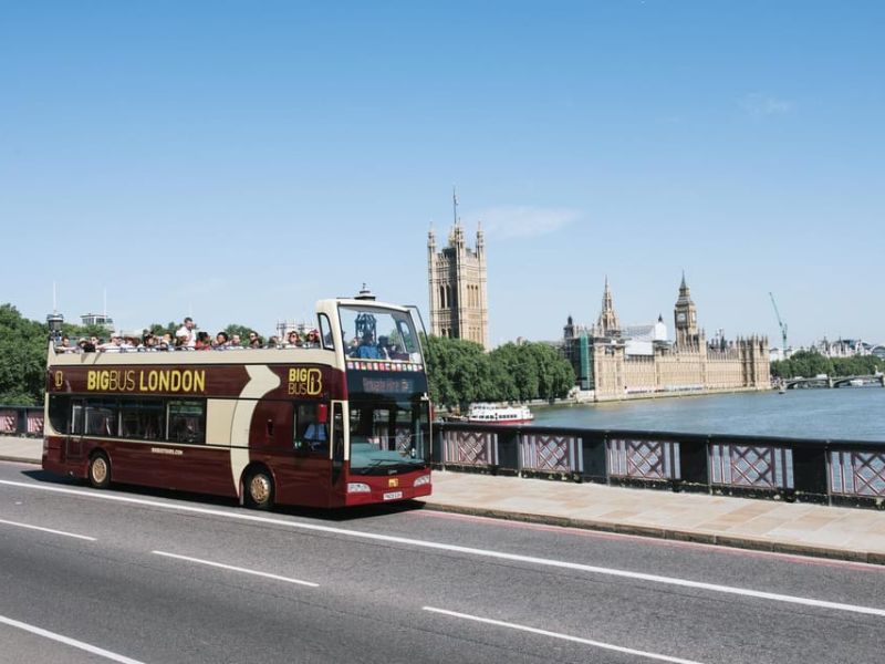 Big Bus London Sightseeing Bus bei Fahrt über die Themse