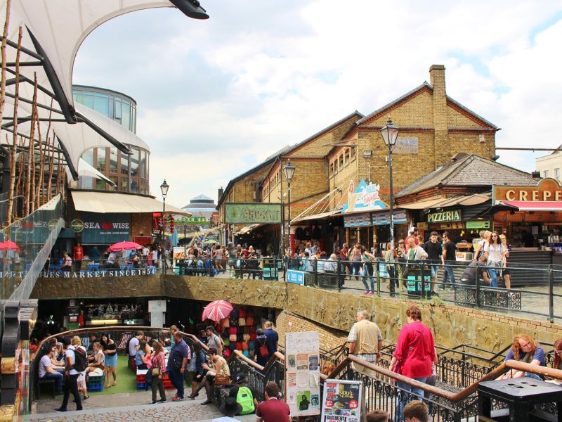 Blick auf das bunte Treiben am London Camden Market