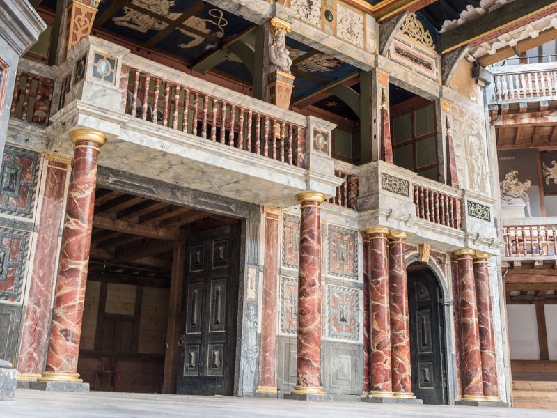 Blick auf die Bühne der Rekonstruktion des Shakespeare Globe Theatre