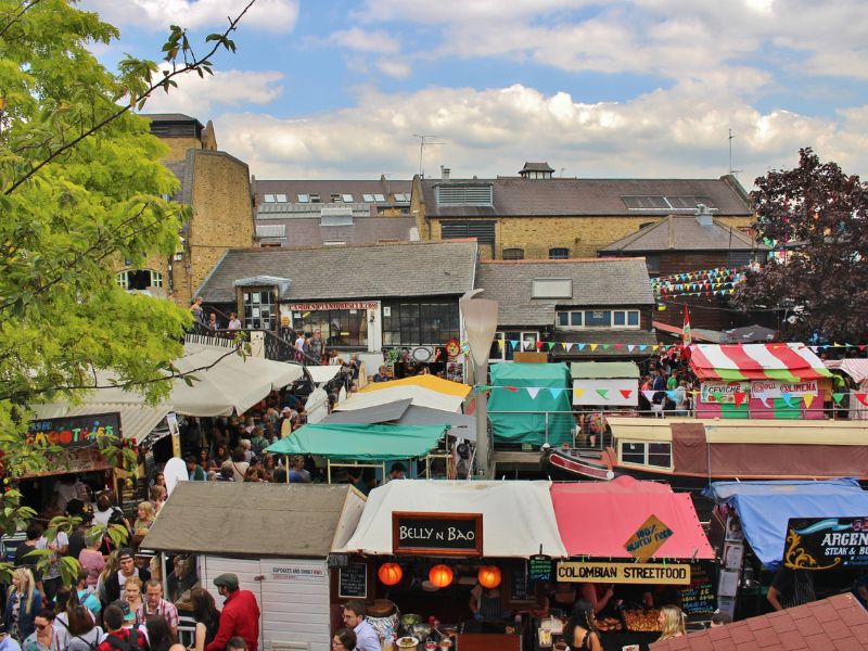 Blick auf die vielen Food & Klamotten Stände in Camden Market London