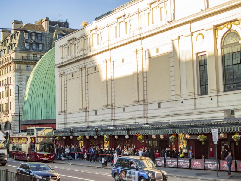 Blick von außen auf Madame Tussauds mit Warteschlange von Touristen