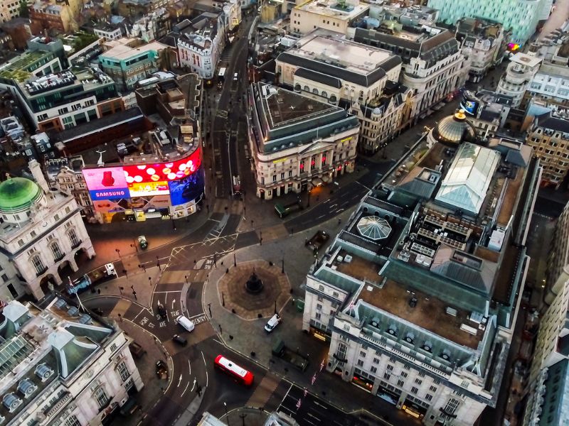 Blick von oben auf den Platz am Piccadilly Circus mit Leuchtreklame