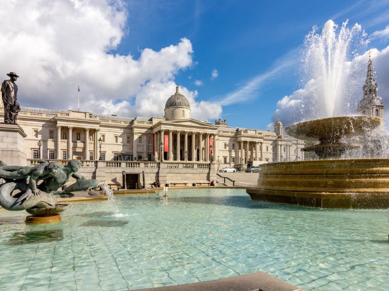 Brunnen mit National Gallery im Hintergrund