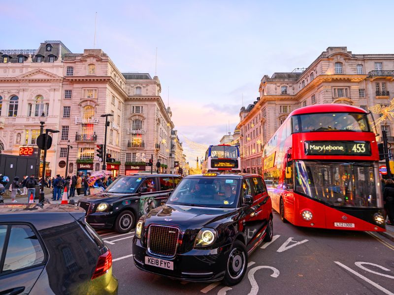 Busse und Taxen im Londoner Straßenverkehr am Piccadilly Circus