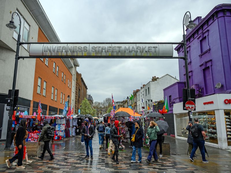 Die Inverness Street mit eigenem Markt in London bei Regen