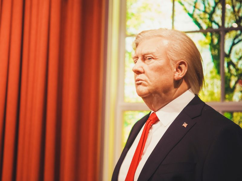 Donald Trump mit typisch ernster Miene als lebensechte Figur in Madame Tussauds