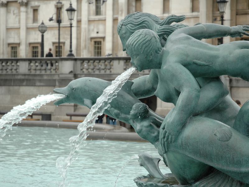 Einer der zwei Brunnen am Platz Trafalgar Square