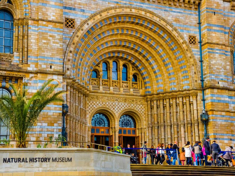 Eingang des Natural History Museums in London