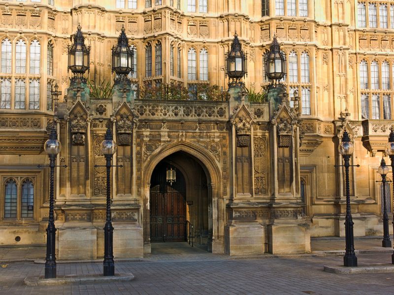 Eingang zum Westminster Palace mit Houses of Parliament