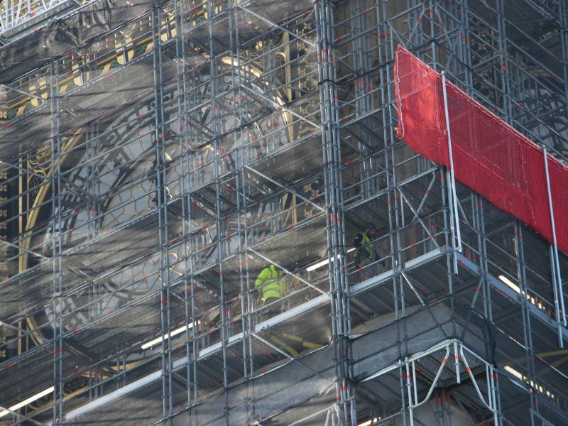 Gitter verdecken den Blick auf den Big Ben Uhrenturm in London