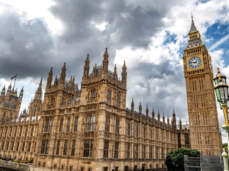 Houses of Parliament neben Uhrenturm Big Ben bei typischem Wolkenhimmel in London