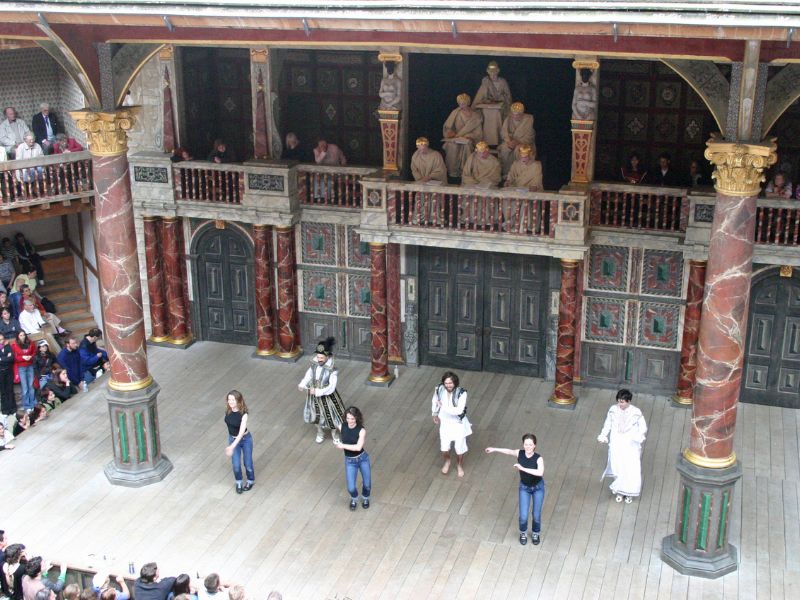 Live Aufführung eines Theaterstücks im Globe Theatre