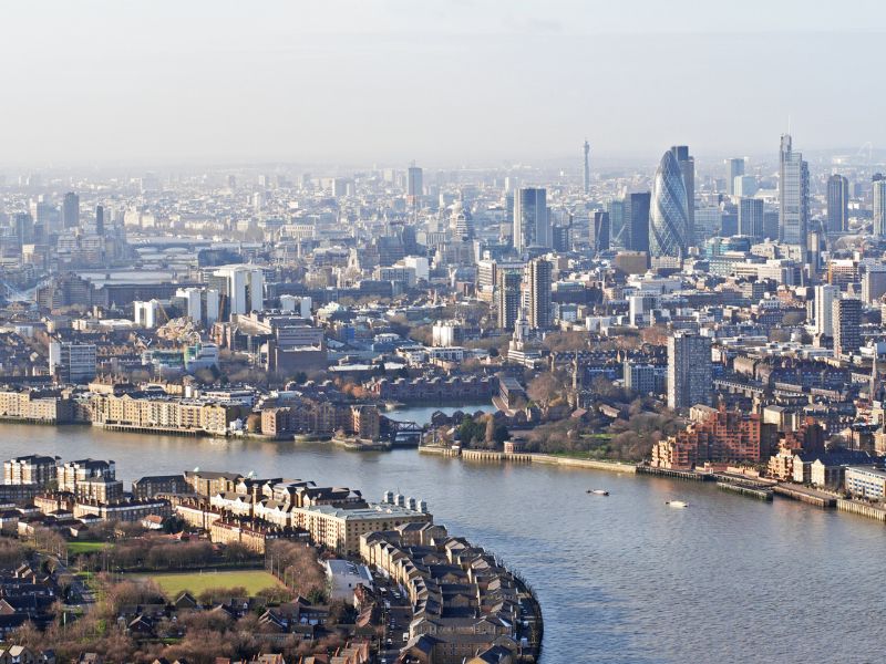 Panoramablick von oben auf die Themse und London Panoramablick von oben auf die Themse und London